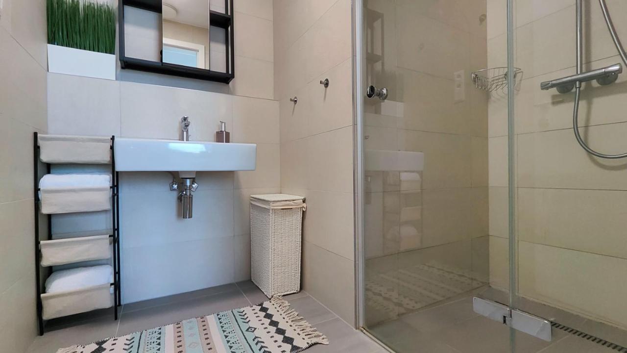 Beautiful 1 - Bedroom Apartment In Downtown Bratislava Exterior photo